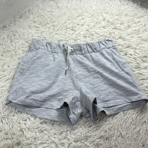 Lululemon On The Fly Short *2.5" Wee Are From Space Nimbus Battleship - Picture 1 of 7